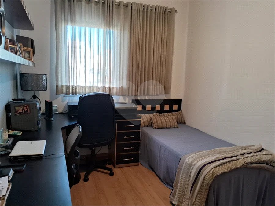 Prédio com portaria 24 horas, e lazer. Apartamento com 3 dormitórios, uma suíte, 2 vagas de garagem