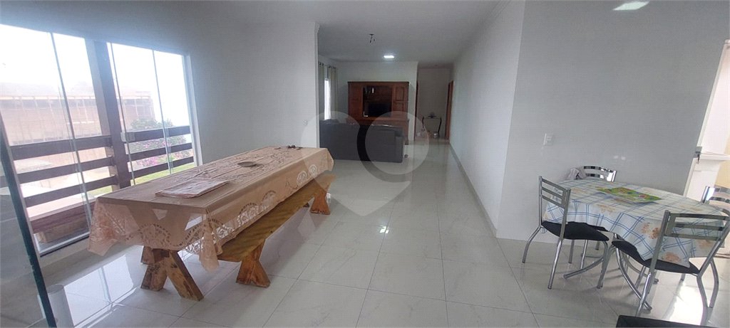 Casa à venda com 3 suítes no condomínio Riviera dos Pássaros, Joanópolis - SP