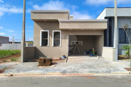 Casa à venda com 3 quartos, sendo 1 suíte, no condomínio Tivolli, Itapetininga - SP