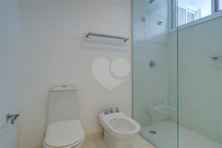 Casa para alugar com 5 quartos, sendo 3 suítes, no condomínio Chácara Flora, São Paulo - SP