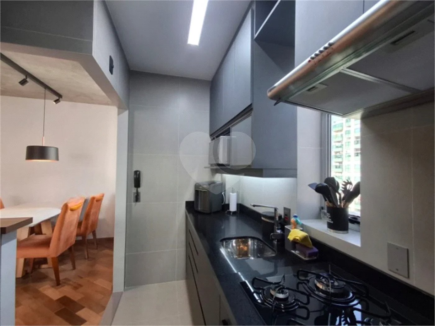 Apartamento totalmente decorado em Moema com 70 m2 , 2 quartos, 2 suítes e 2 vagas, ambientes com ar condicionado.
