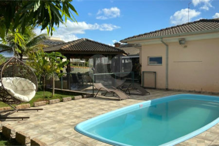 Casa à venda com 4 quartos, sendo 3 suítes, no condomínio Terras de Mont Serrat, Salto - SP