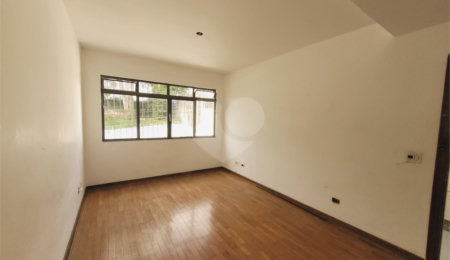 Casa à venda com 3 quartos, sendo 1 suíte,  em Parque Maria Domitila, São Paulo, SP