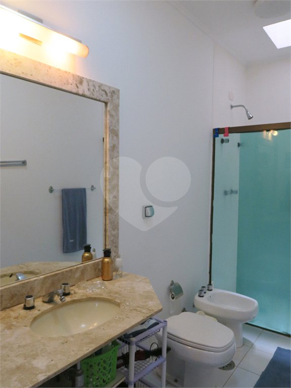 Casa à venda com 4 quartos, sendo 2 suítes, no condomínio Vila das Flores, São Paulo - SP