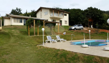 Chácara à venda com 4 quartos, sendo 2 suítes,  em Batatuba, Piracaia, SP