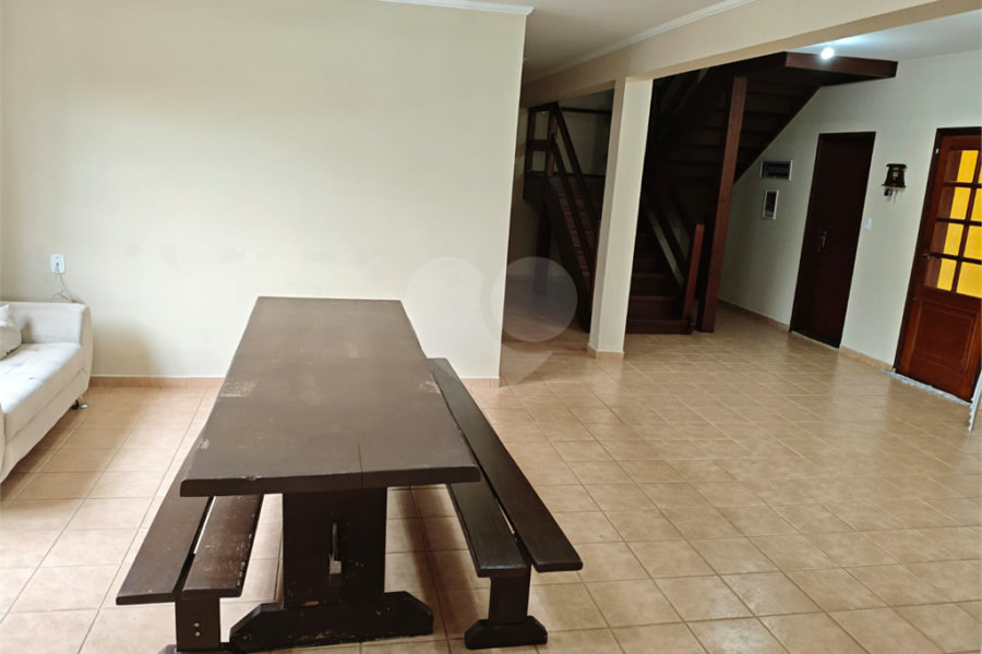 Casa à venda com 4 quartos, sendo 2 suítes,  em Country Residencial Felix, Bom Jesus dos Perdões, SP