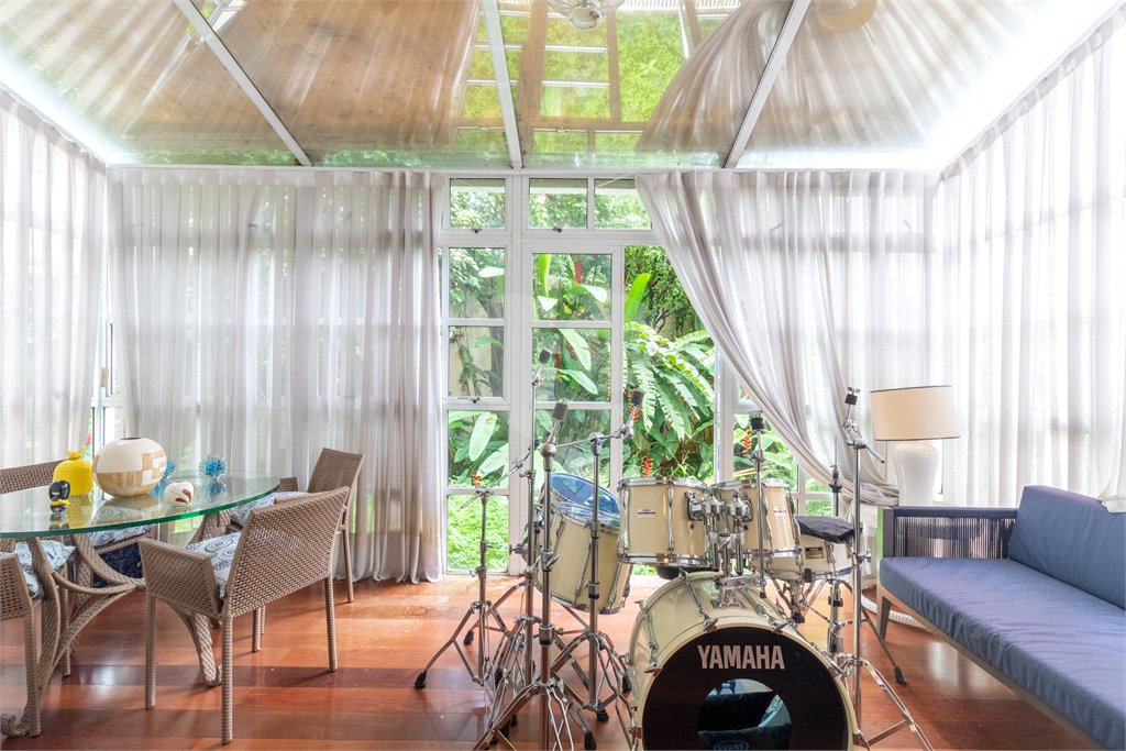 Casa à venda com 4 quartos, sendo 2 suítes,  no condomínio Vila das Flores, São Paulo - SP