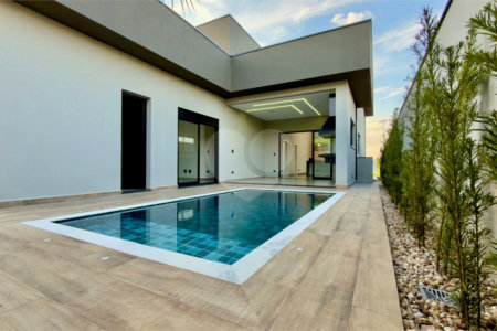 Casa térrea 3 dormitórios (3 suítes), espaço gourmet, piscina, 2 vagas garagem, condomínio fechado com ampla área lazer