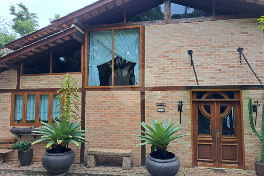 Casa à venda ou para alugar com 3 quartos, sendo 1 suíte,  no condomínio Parque Petrópolis 4 Secção, Mairiporã - SP
