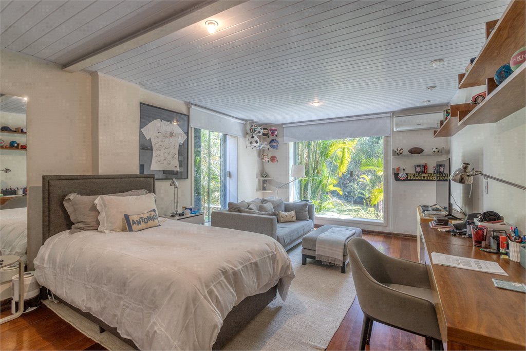 Casa à venda com 6 quartos, sendo 2 suítes, no condomínio Chácara Flora, São Paulo - SP