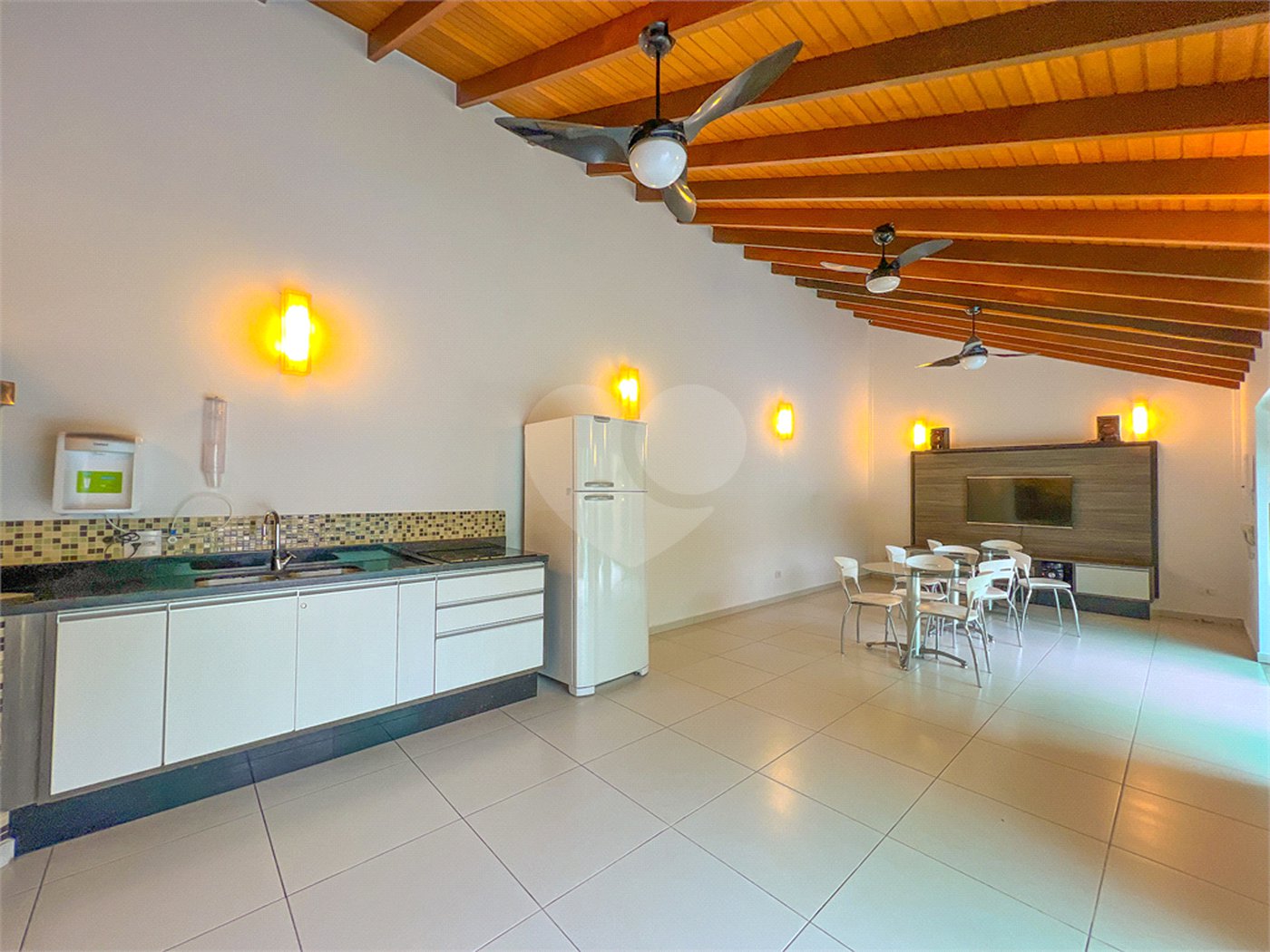 Casa à venda com 4 quartos, sendo 2 suítes,  no condomínio Floradas da Serra, São Paulo - SP
