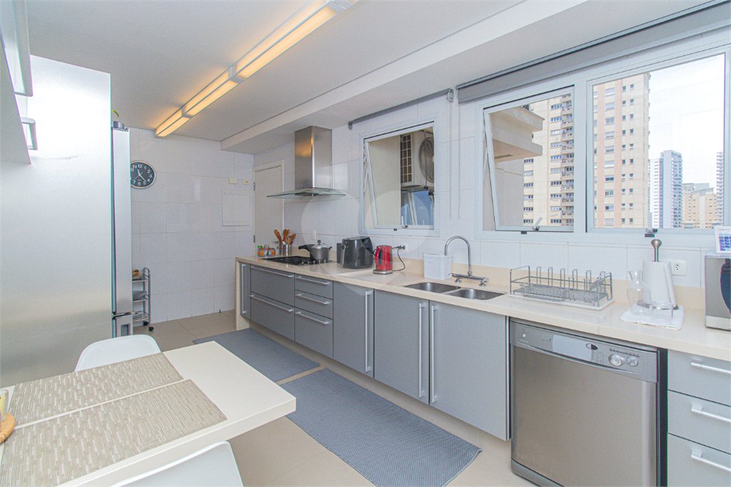 Apartamento à venda com 3 quartos, sendo 2 suítes, em Vila Nova Conceição, São Paulo, SP