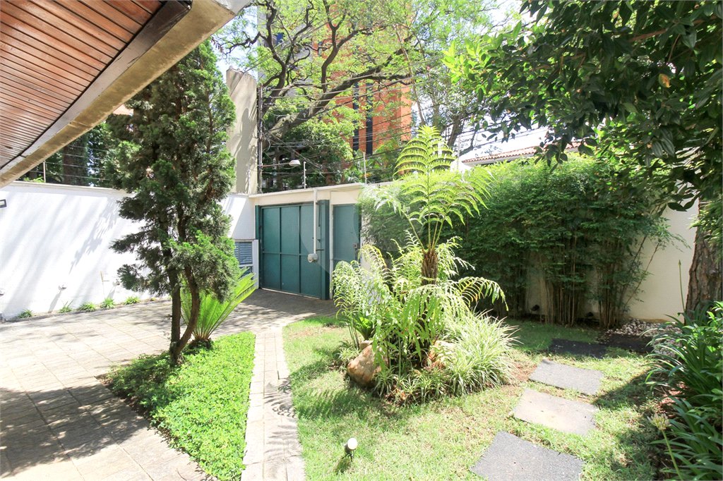 Casa à venda com 3 quartos, sendo 1 suíte, em Indianópolis, São Paulo, SP