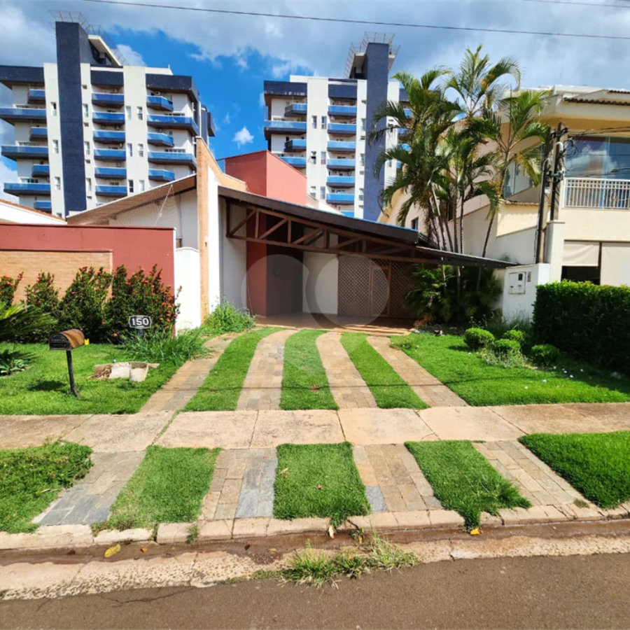 Casa Antiga, Charmosa e Muito Bem Localizada no Condomínio Faber Castell I á venda