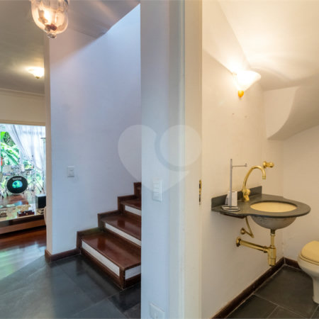 Casa à venda com 4 quartos, sendo 2 suítes,  no condomínio Vila das Flores, São Paulo - SP