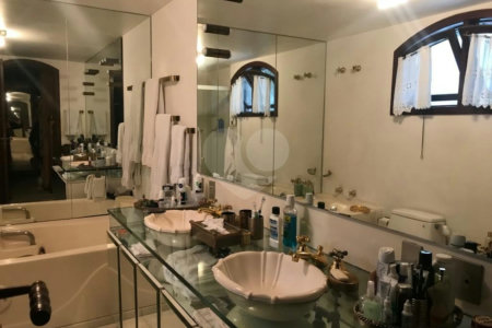 Casa à venda com 5 quartos, sendo 2 suítes,  em Jardim Everest, São Paulo, SP