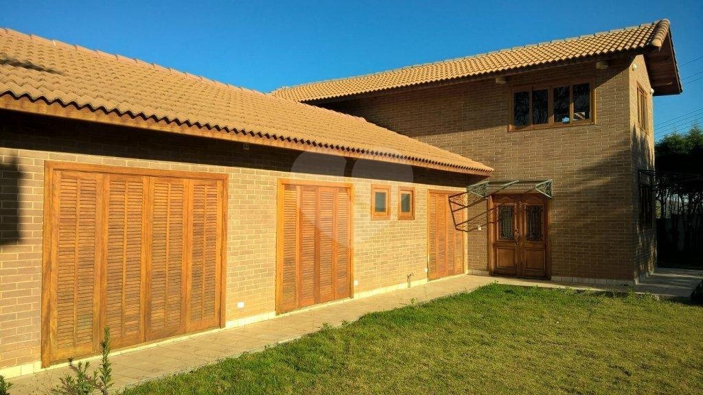 Casa à venda ou para alugar com 3 suítes no condomínio Vilarejo Estoril, Mairiporã - SP
