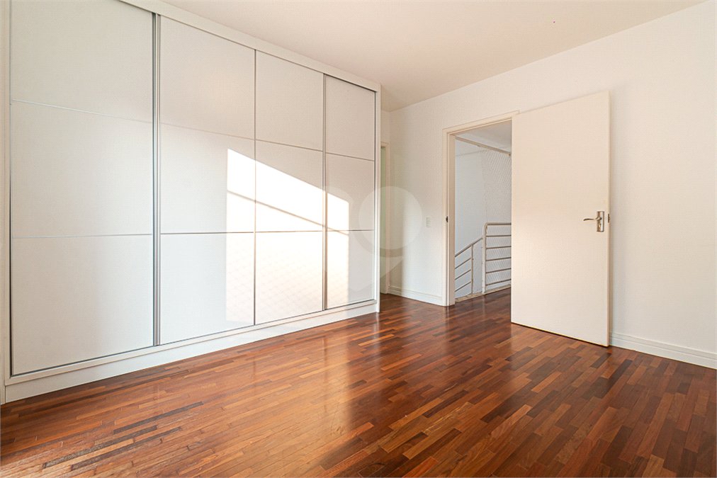 Casa à venda com 4 quartos, sendo 2 suítes, no condomínio Vila das Andorinhas, São Paulo - SP