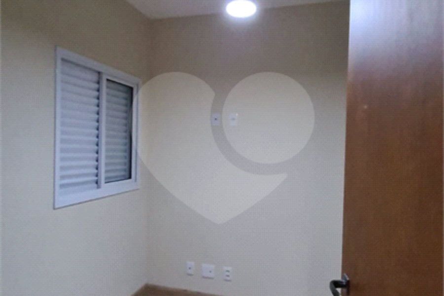 Casa à venda com 3 quartos, sendo 1 suíte, no condomínio Alvorada Parque Vitória, São Paulo - SP