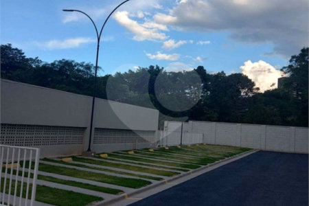 Apartamento no Condomínio Parque dos Jacarandás.