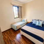 Apartamento á venda no centro com dois dormitórios e sacada.