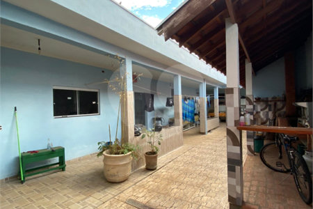 Casa Térrea com 2 dormitórios, sendo 1 suíte.