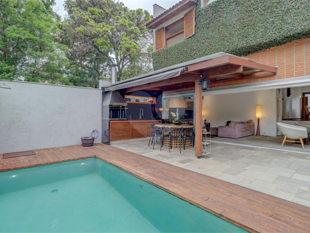 Casa à venda com 4 quartos, sendo 2 suítes,  no condomínio Vila Antonieta, São Paulo - SP