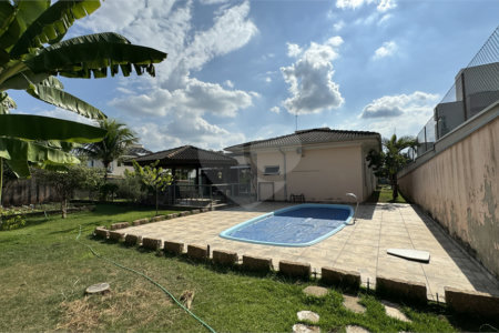 Casa à venda com 4 quartos, sendo 3 suítes, no condomínio Terras de Mont Serrat, Salto - SP