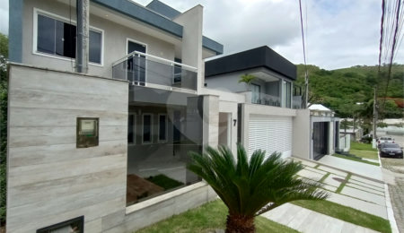 Casa à venda com 3 quartos, sendo 1 suíte, no condomínio Fazenda Cantagalo, Rio de Janeiro - RJ