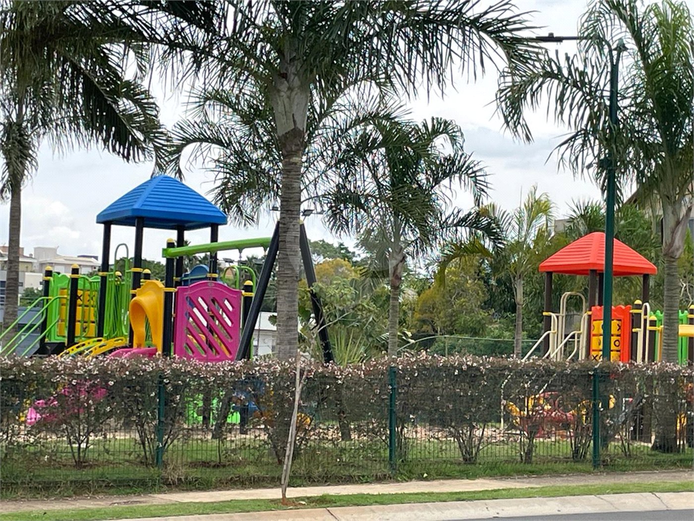 Casa à venda com 4 suítes no condomínio Basel, Campinas - SP