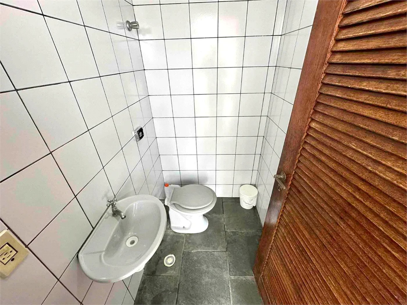 Sobrado à venda com 5 quartos, sendo 3 suítes, em Cidade Nova Peruíbe, Peruíbe, SP