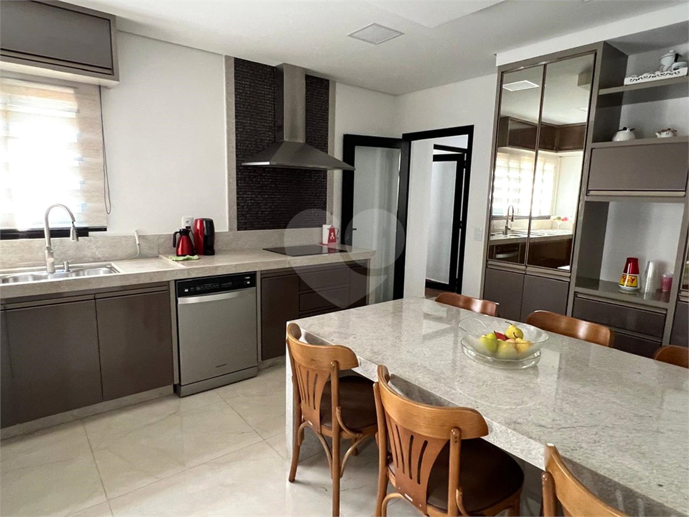 Casa à venda com 5 quartos, sendo 4 suítes, no condomínio Terras de Mont Serrat, Salto - SP