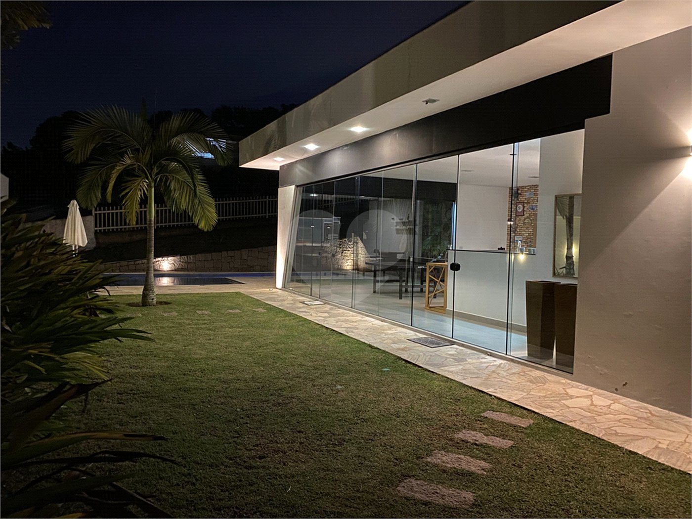 Casa à venda com 3 suítes no condomínio Jardim Primavera, Louveira - SP