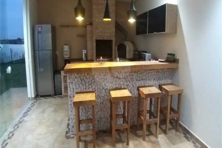 Casa à venda com 5 quartos, sendo 4 suítes, no condomínio Village Saint Charbel, Araçoiaba da Serra - SP