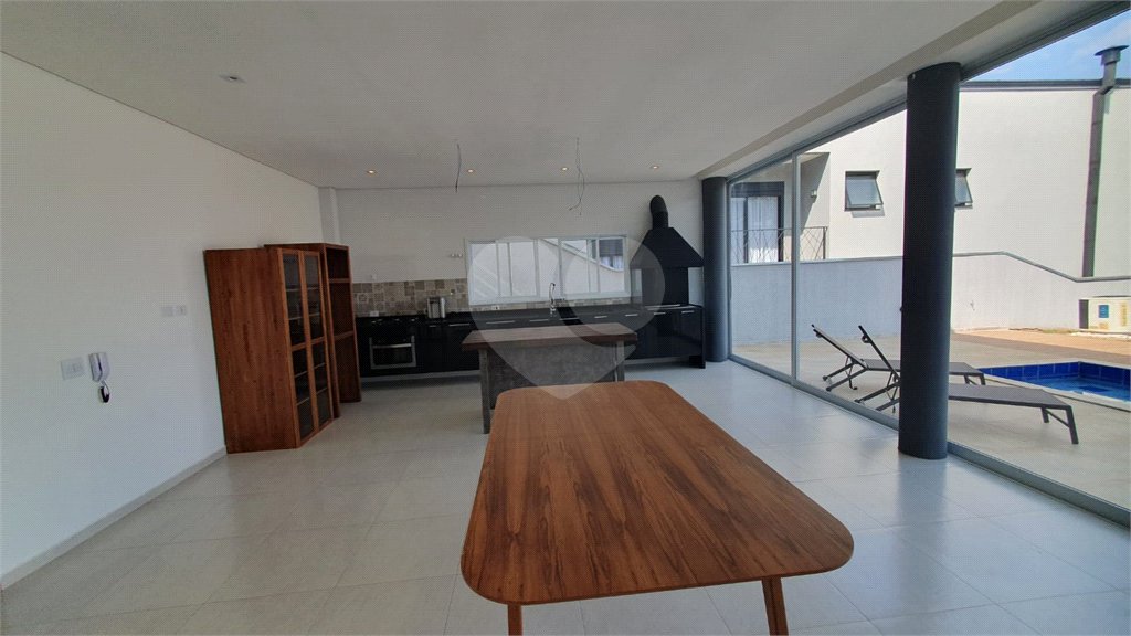 Casa à venda com 3 quartos, sendo 1 suíte, no condomínio Figueira Garden, Atibaia - SP