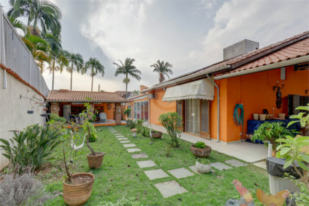 Casa Térrea à venda com 4 quartos, sendo 3 suítes, em Interlagos, São Paulo, SP