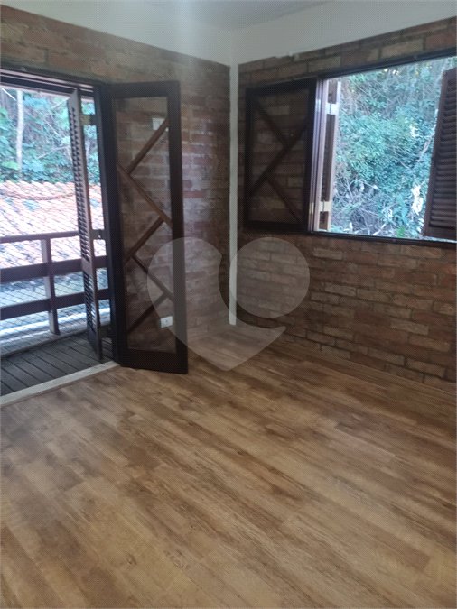 Casa à venda ou para alugar com 3 quartos, sendo 1 suíte, no condomínio Parque Suiça, Caieiras - SP