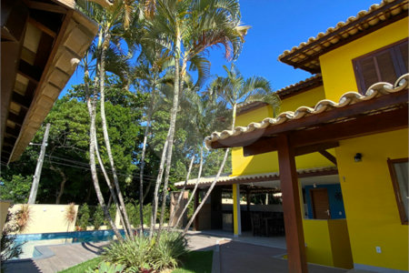 Casa à venda com 4 quartos, sendo 3 suítes, no condomínio Ipê Amarelo, Porto Seguro - BA