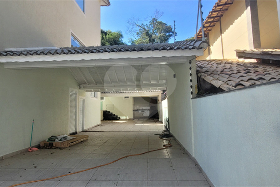 Sobrado à venda com 4 quartos, sendo 2 suítes, em Vila Irmãos Arnoni, São Paulo, SP