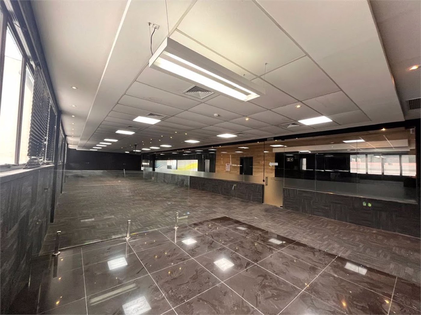 Prédio Corporativo em Santos | 4 Pavimentos | Galpão com Pé-Direito Duplo | Estrutura para +200 Pessoas | Compra Ou Locação