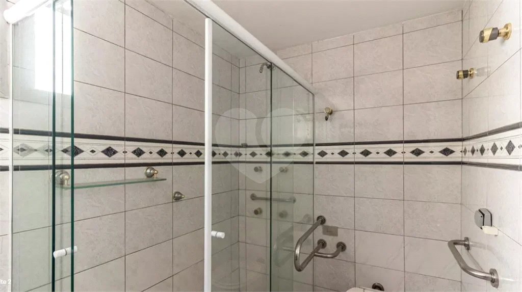 Este elegante apartamento em Higienópolis oferece 224m² de área muito bem distribuída, perfeito para quem valoriza conforto