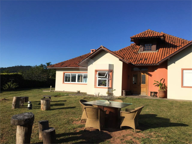 Casa à venda com 3 suítes no condomínio Suíça da Cantareira, Mairiporã - SP