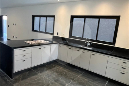 Casa Assobradada com 3 suítes na Vila Thais em Atibaia