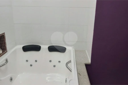 Sobrado com 224m² , 3 dormitórios , sendo 2 suítes , 3 vagas de garagem , 7 banheiros , à venda na Vila Scarpelli em Santo André.