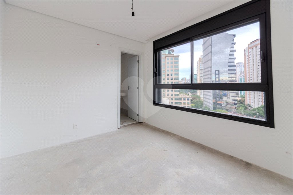 Apartamento à venda com 3 suítes em Vila Nova Conceição, São Paulo, SP