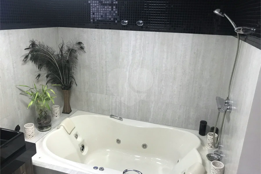 Sobrado à venda com 3 quartos, sendo 1 suíte, em Alto da Boa Vista, São Paulo, SP