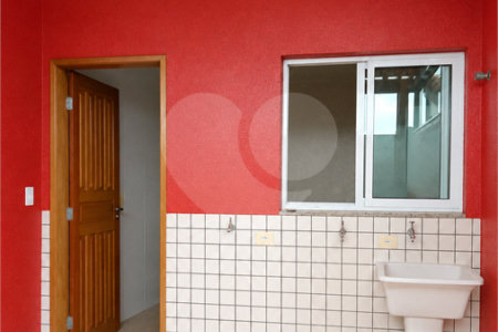 Sobrado à venda com 3 quartos, sendo 1 suíte,  em Vila Linda, Santo André, SP
