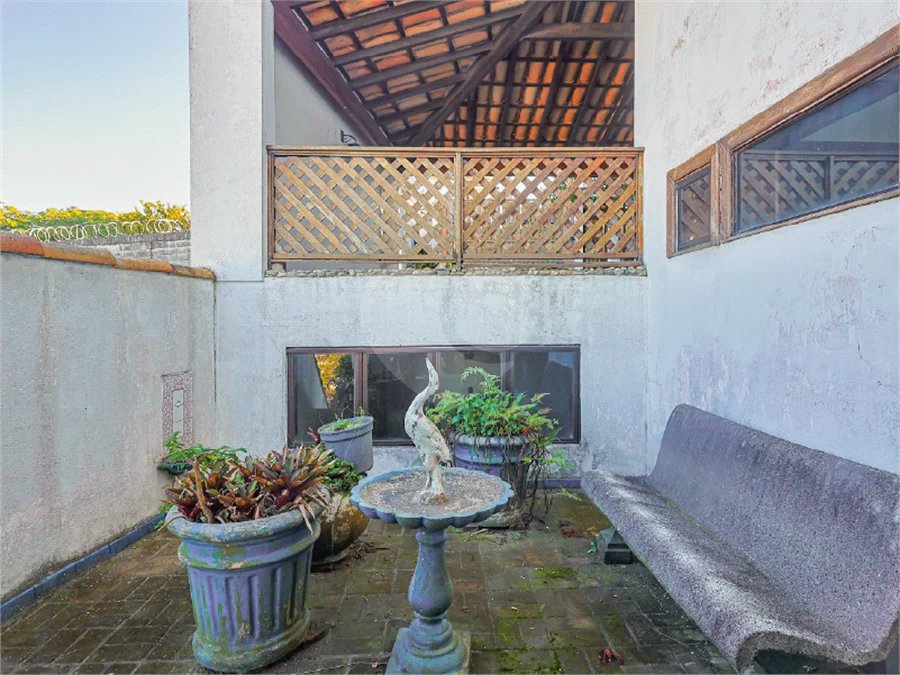 Sobrado à venda com 3 quartos, sendo 1 suíte,  em Jardim Leonor, São Paulo, SP