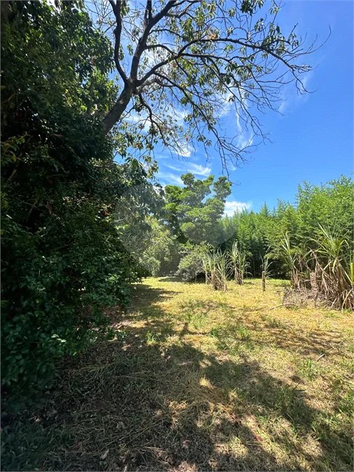 Excelente oportunidade no condomínio Vale das Laranjeiras, em Indaiatuba/SP. - R$ 1.850.000,00 - Terreno de 3.000 m²), com frente de 50 metros, proporcionando diversas possibilidades de projeto. O lote possui ótima localização dentro do condomínio, rodeado de natureza e com fácil acesso
