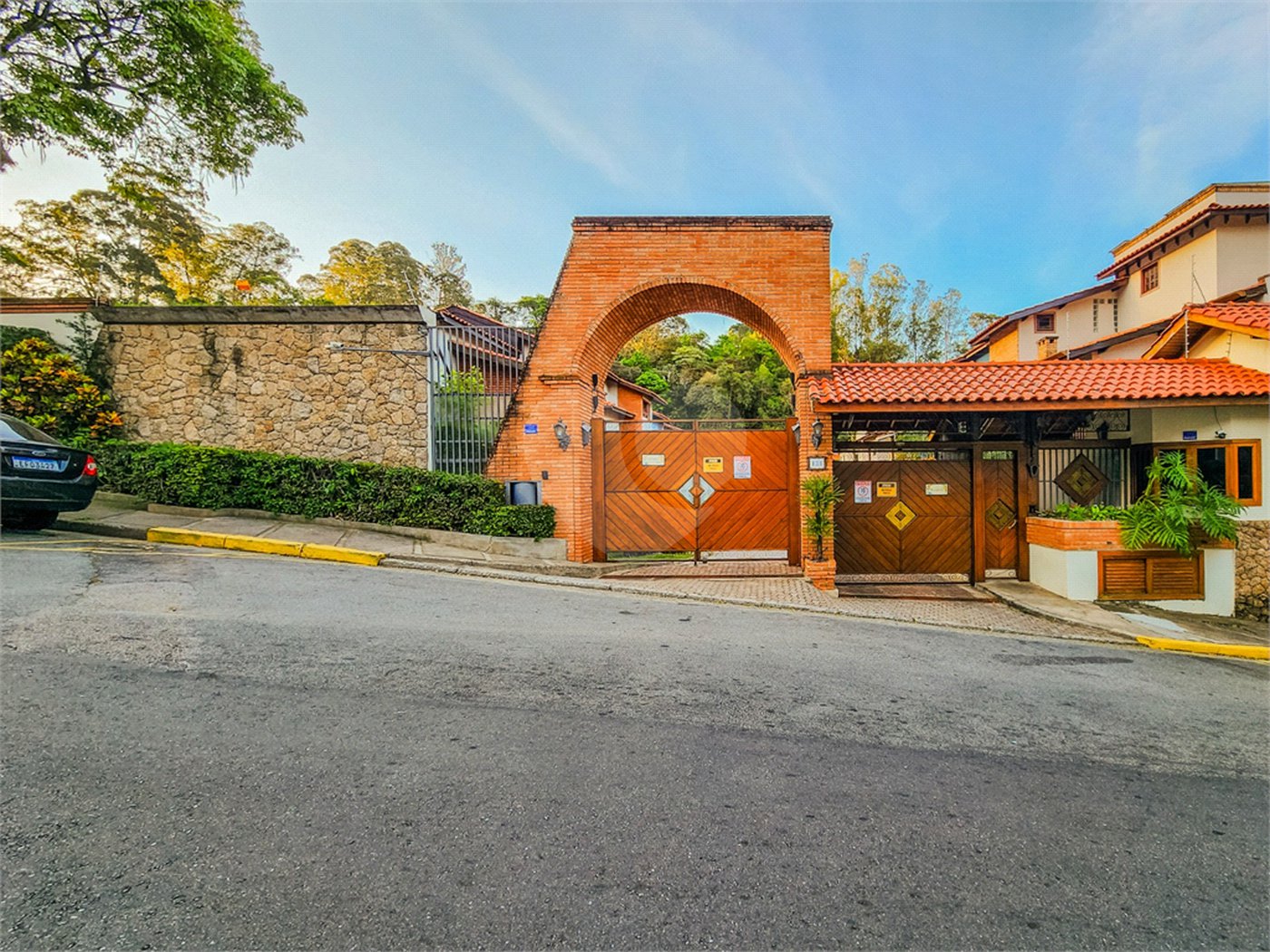 Casa à venda ou para alugar com 4 quartos, sendo 3 suítes,  no condomínio Da Serra, São Paulo - SP
